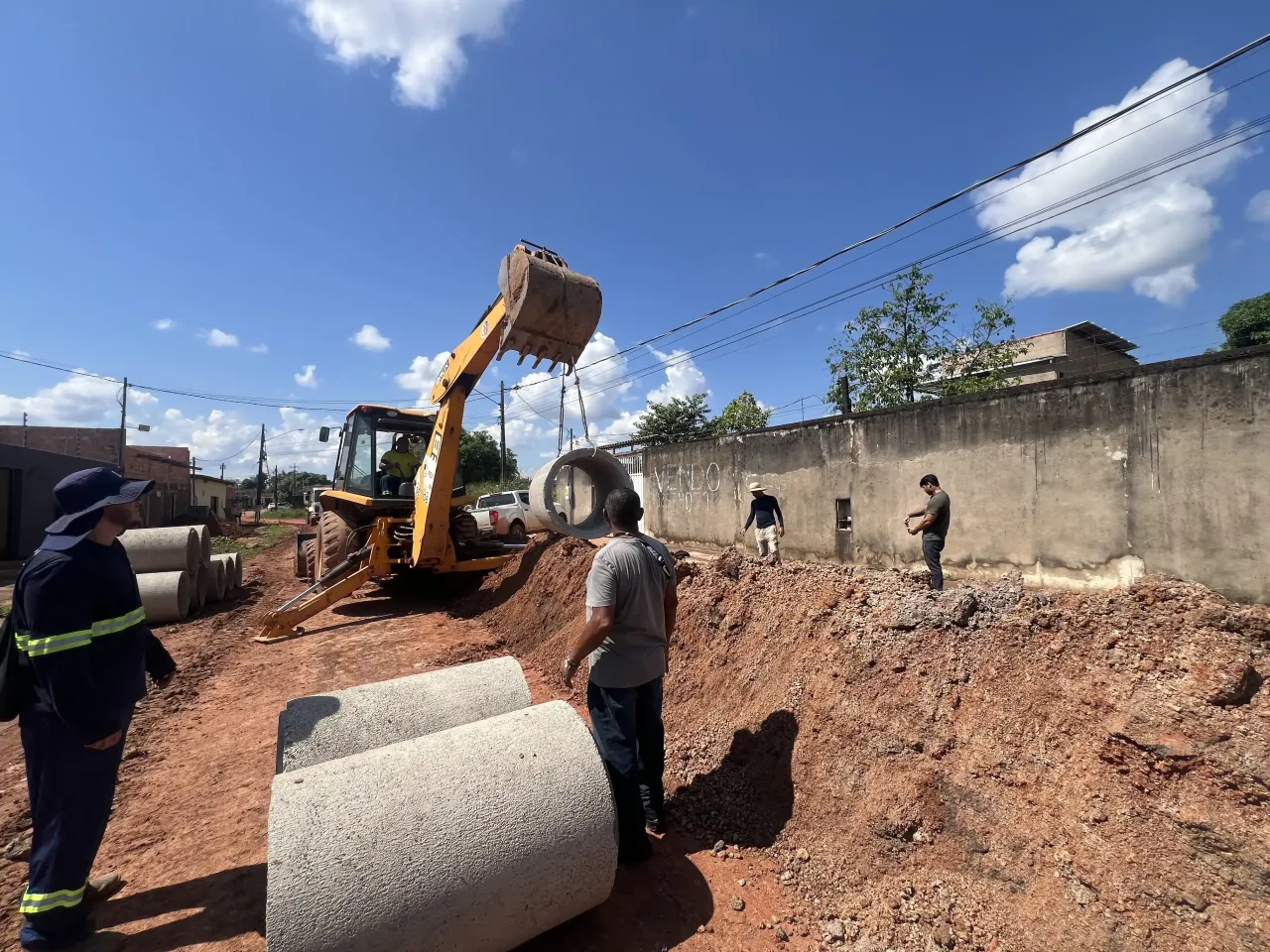 Prefeitura executa obra de drenagem na Rua Vasco da Gama, no bairro Três Marias