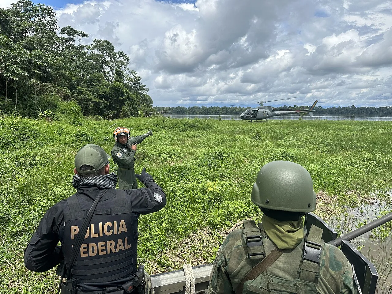 Homem é preso após perseguir sobrinha grávida e marido com machado no Caladinho
