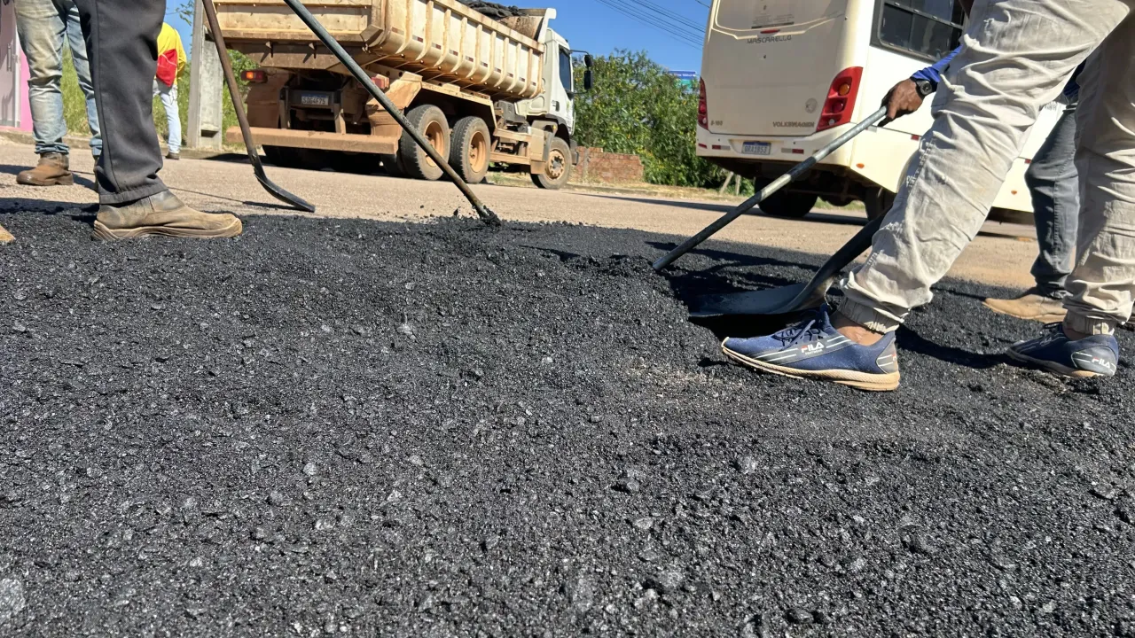 Prefeitura amplia serviço de tapa-buraco no bairro Cohab, em Porto Velho