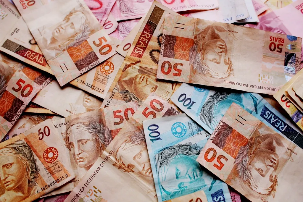 Inadimplência recorde e bets pressionam orçamento das famílias brasileiras, alerta economista