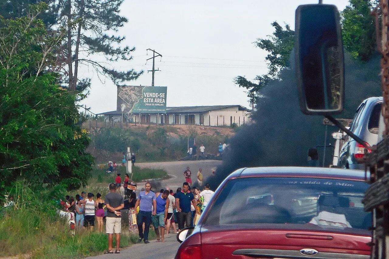 Moradores queimam pneus e bloqueiam rua após 14 horas sem energia em Ji-Paraná